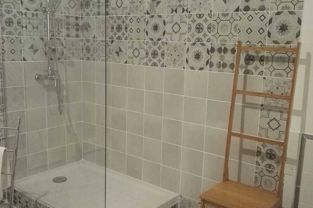 Meublé de tourisme ****, tropézienne-style terrace, large private garage. in Marseillan, Côte d'Améthyste