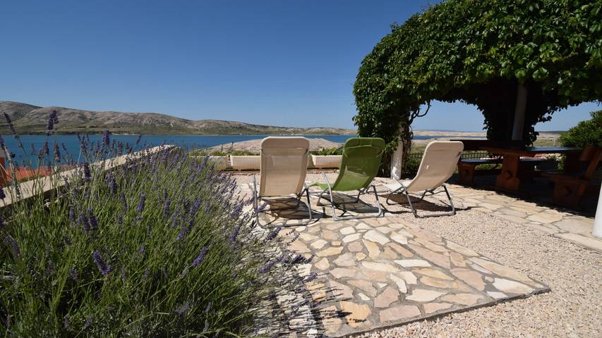 Villa für 4 Personen, mit Terrasse und Garten auf Pag