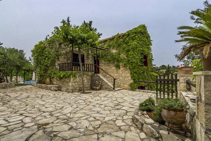 Ferienhaus für 4 Personen, mit Balkon und Terrasse sowie Garten und Pool in Douliana