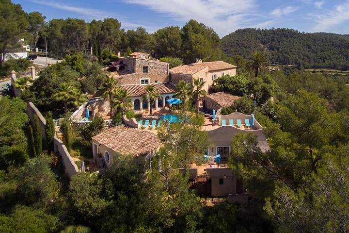 Ferienhaus für 44 Personen, mit Balkon und Terrasse sowie Garten und Pool