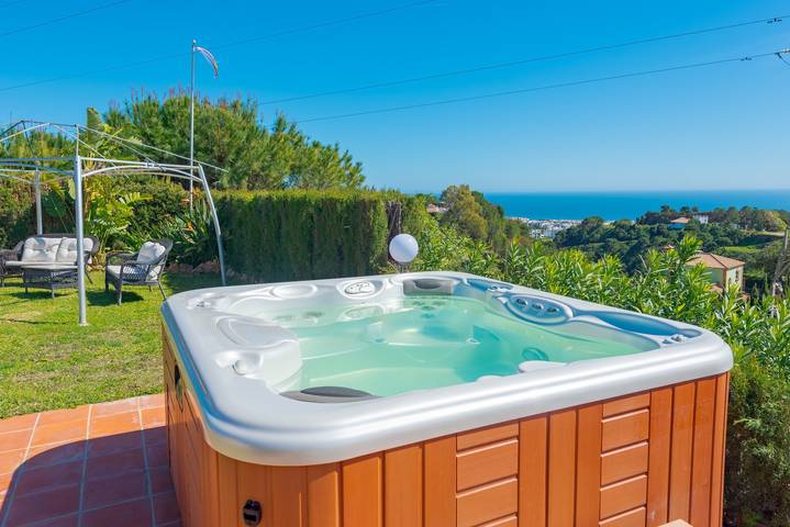 Estudio entero, Ático Estudio 'Roca Penthouse' con vistas al mar, Wi-Fi y aire acondicionado in Estepona, Costa del Sol