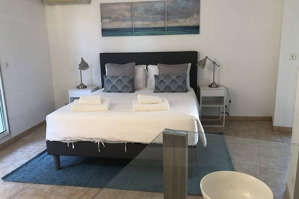 Entire apartment, Camélia city view, luminous studio in Beausoleil, Nice region