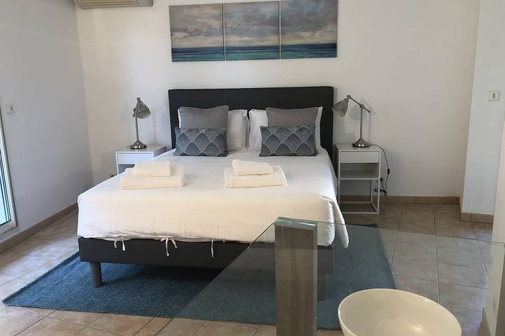 Ganze Wohnung, Leuchtendes Studio mit Blick auf die Straße, exzellente Lage, Parkplatz optional in Beausoleil, Mittelmeerküste (Frankreich)
