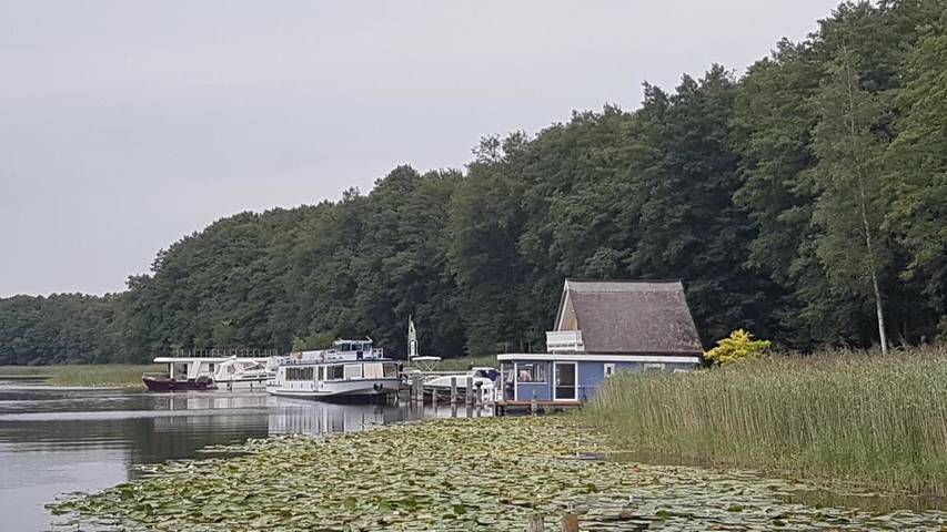 Boot für 6 Personen, mit Terrasse und Ausblick sowie Seeblick in Mecklenburg-Strelitz