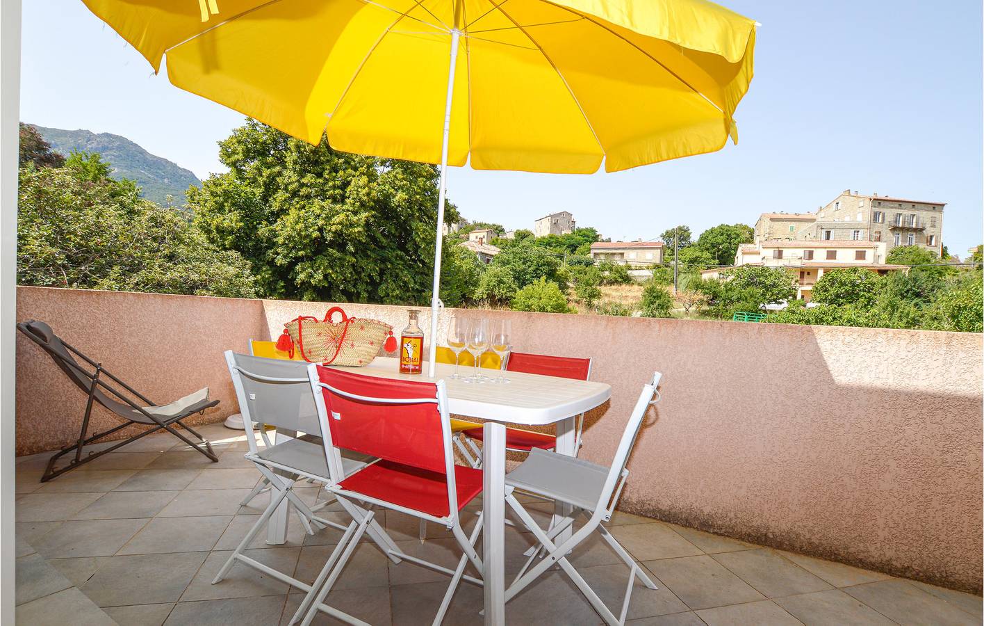 Appartamento intero, Accogliente appartamento in città con Wi-Fi, aria condizionata, parcheggio e terrazza in Petreto-Bicchisano, Sartène e dintorni