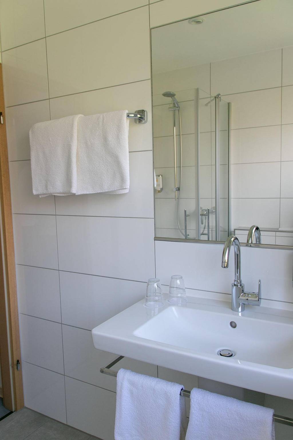 Single room, shower, toilet in Heiligenkirchen, Detmold
