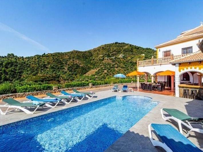 Villa pour 12 personnes, avec balcon ainsi que jardin et piscine - 1