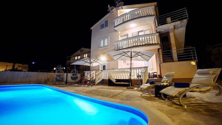 Ferienwohnung für 3 Personen, mit Garten und Pool in Vodice