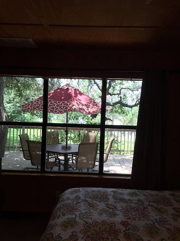 Schöne Aussicht auf den Frio Fluss von Ihrer Veranda. in Concan, Uvalde County