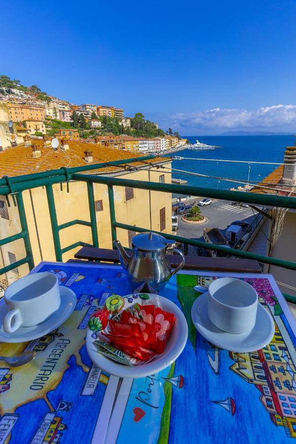 Ferienwohnung für 4 Personen, mit Ausblick und Balkon in Porto Santo Stefano