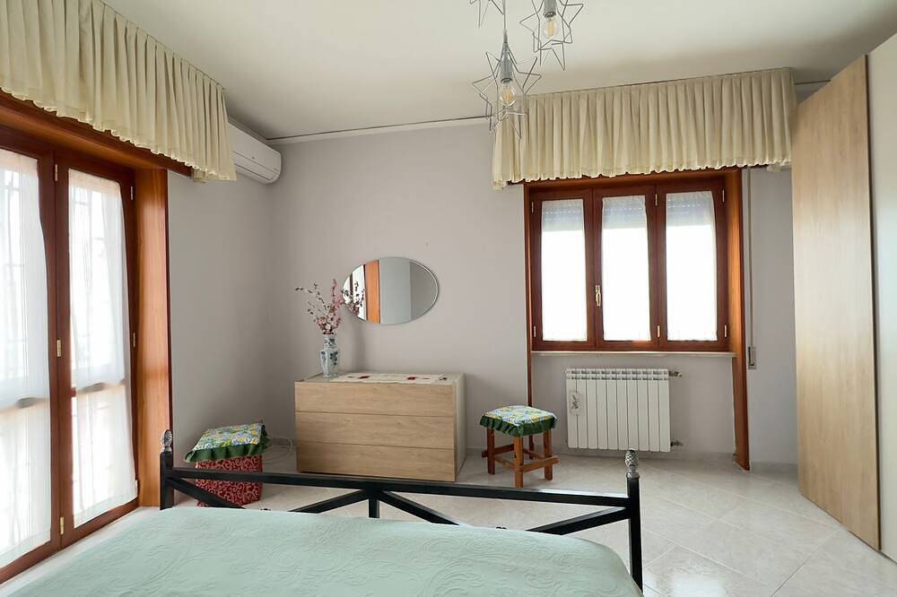 Entire apartment, Spacious fourth floor apartment in Torre del Greco 3 bedrooms 1 bathroom and kitchen in Torre del Greco, Vesuvio National Park
