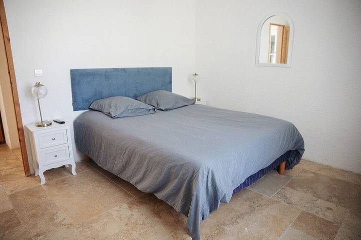 Location de vacances pour 34 personnes, avec piscine et terrasse ainsi que jardin et jacuzzi à Lurs - 4