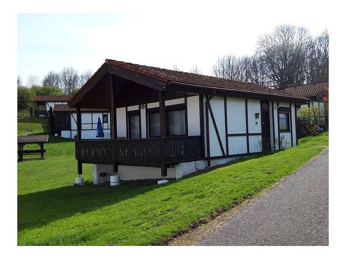 Bungalow für 4 Personen, mit Balkon und Garten sowie Pool an der Rhön
