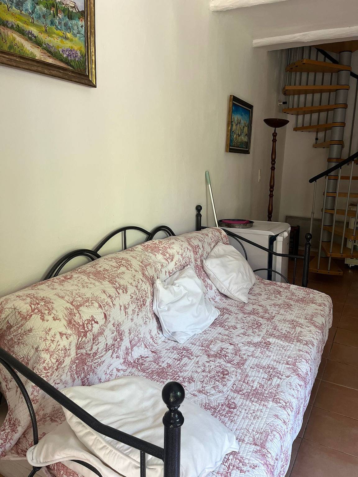 Holiday Home 'Romaine' with Private Terrace and Wi-Fi in La Roque-d'Anthéron, Aix-en-Provence region