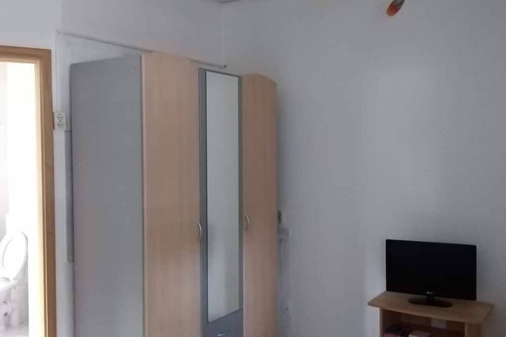 Ganze Wohnung, Die Wohnung verfügt auf Ihren ca. 40 qm Wohnfläche über ein Schlafzimmer mit Doppelbett und eigenem Bad sowie einem weiteren Zimmer mit einer Küchenzeile. in Gräfenhainichen, Dessau-Wörlitzer Gartenreich