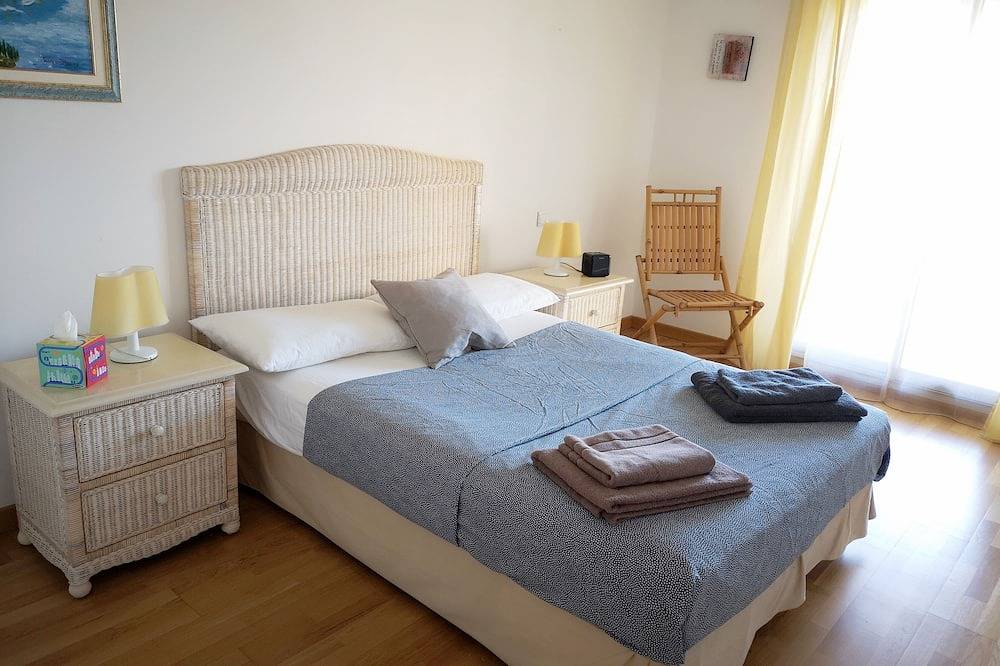 Apartamento entero, Cagnes sur Mer Côte d'Azur terraza frente al mar piscina en el estacionamiento del parque in Cros de Cagnes, Cagnes-sur-Mer