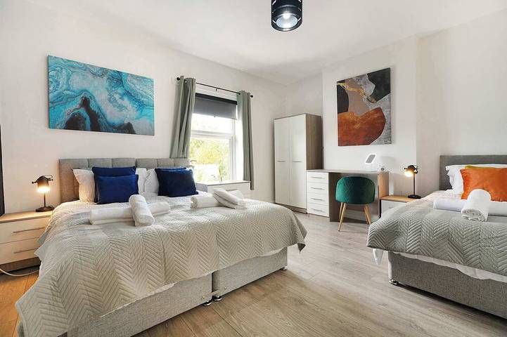 Cozy 2Br Home Sleeps 5 with WiFi by Stay With Us in Wigan, Grand Manchester