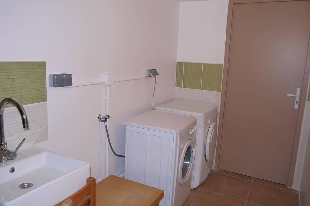 Entire apartment, Bas de Villa sur Grand Jardin Privatif Gazonné, Entrée Indépendante in Solliès-Toucas, Toulon region