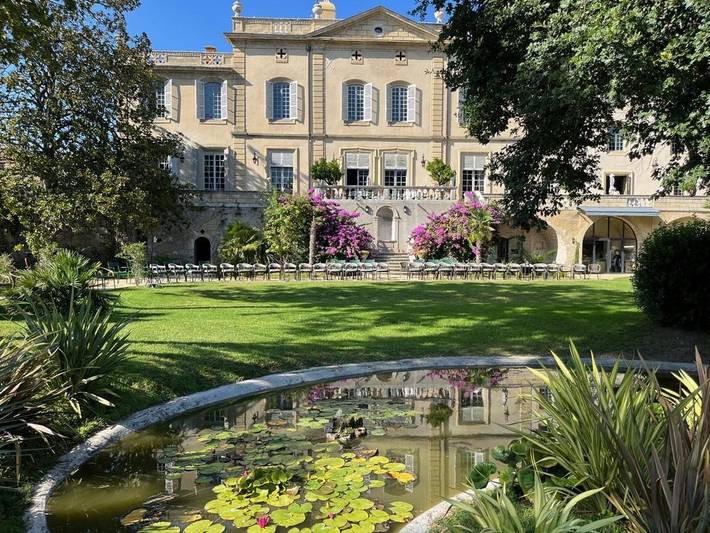 Hôtel pour 16 personnes, avec Terrasse ainsi que Jardin et Piscine à Collias