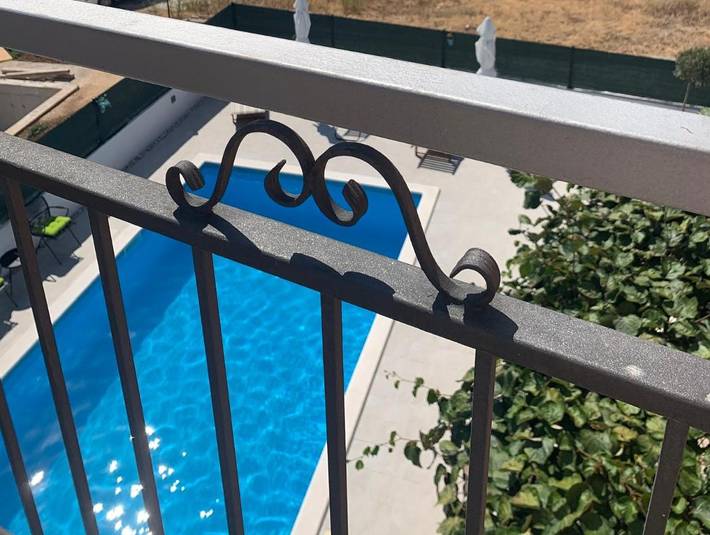 Apartament wakacyjny dla 2 osób, z basen i widok oraz ogród w Trogir