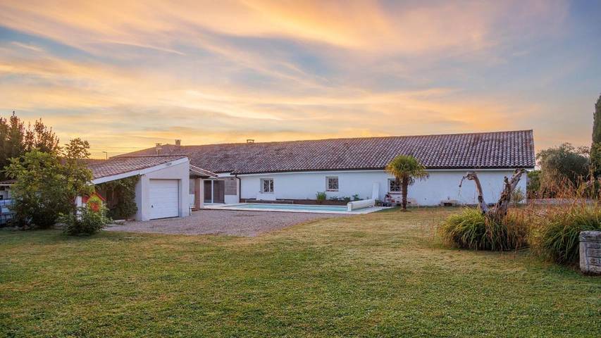 Location de vacances pour 15 personnes, avec piscine et jardin dans Cruzilles-lès-Mépillat
