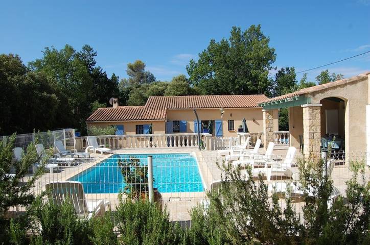Location de vacances pour 12 personnes à Régusse