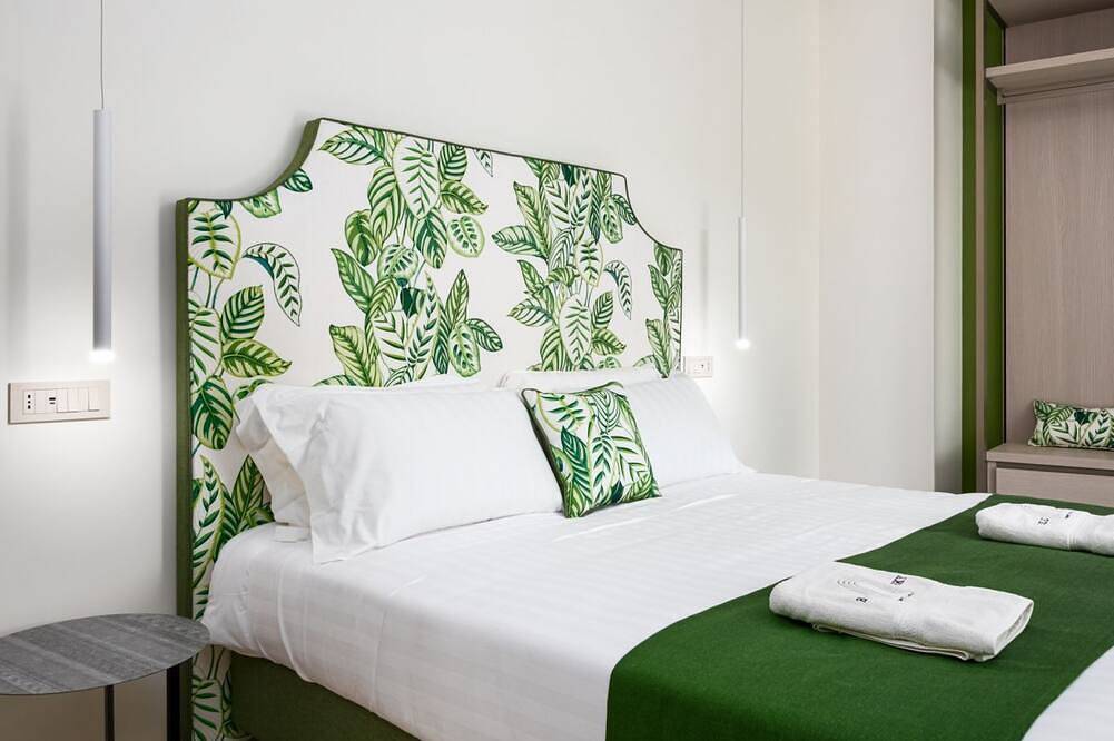 💎 Blu Sky Luxury Palace – Green Apartment: Luxury Retreat with In-Room Jacuzzi & Town View 🌿🛁 in Meta, Sorrento Coast
