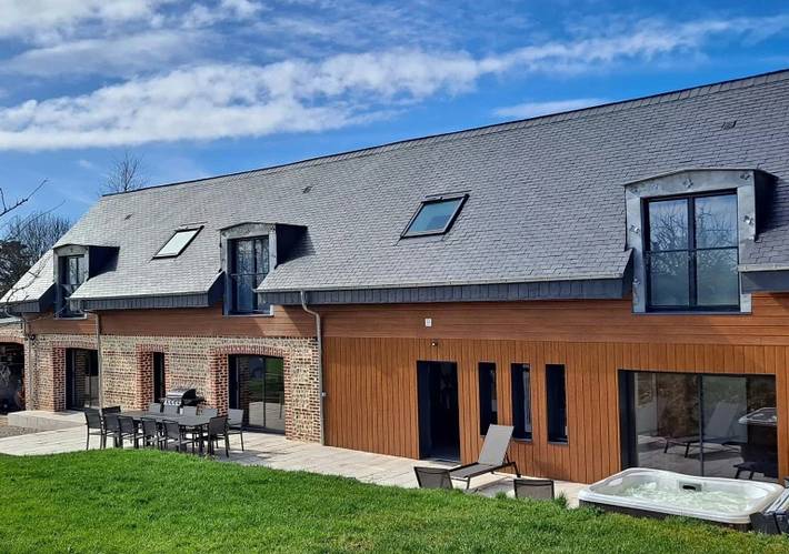 Gîte pour 12 personnes, avec sauna et jacuzzi ainsi que terrasse et jardin, animaux acceptés