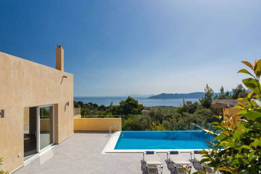 Aegean Breeze Skiathos, a spacious villa with pool and magnificent sea view in Sporaden