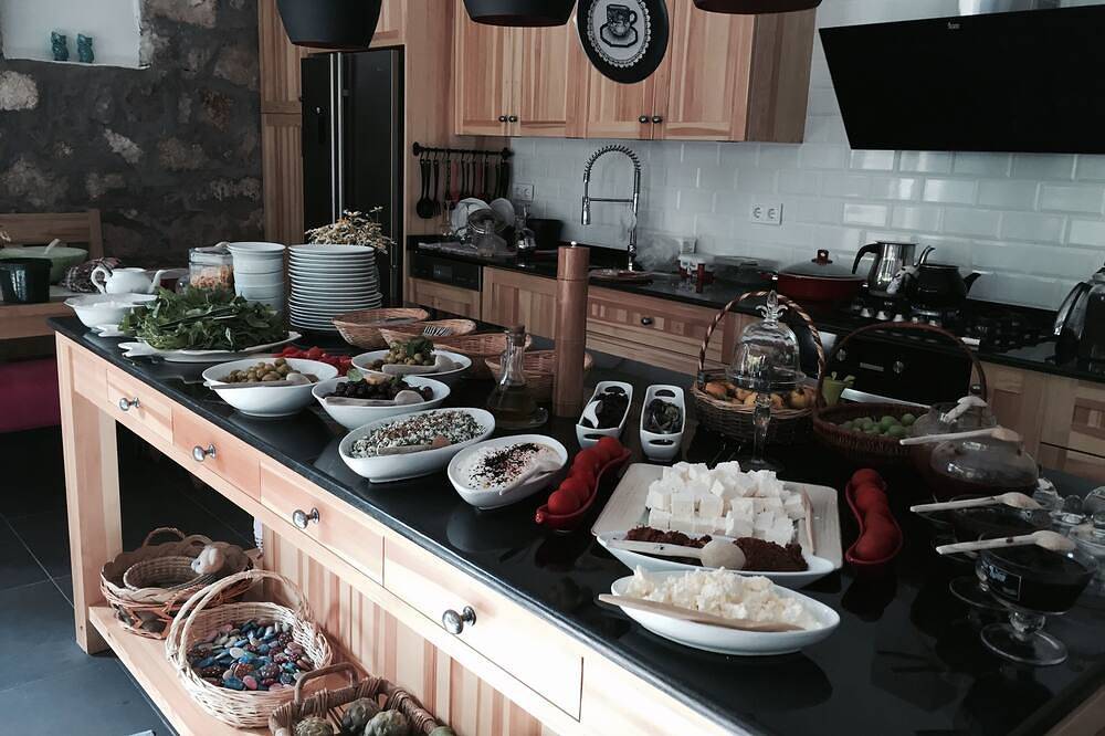9-bedroom bed & breakfast in marvelous Muğla with Ac, Wifi in Kayaköy, Muğla