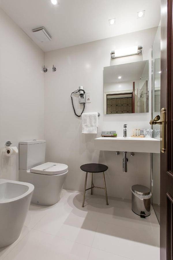 Hotel für 4 Personen, mit Balkon und Whirlpool sowie Sauna und Ausblick in Bilbao - 4
