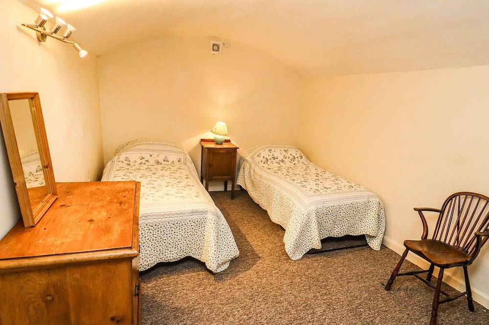 Dollar Ward House Basement, pet friendly in Cirencester in Cirencester, Gloucestershire