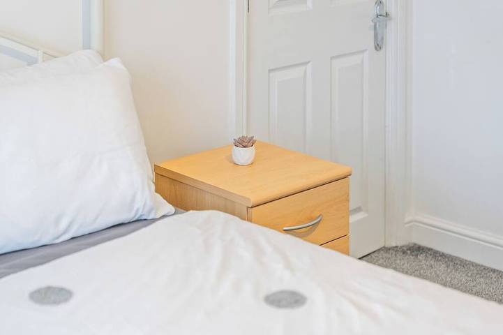 This 5-bedroom house exudes an aura of openness and comfort. in Coventry, Birmingham e dintorni