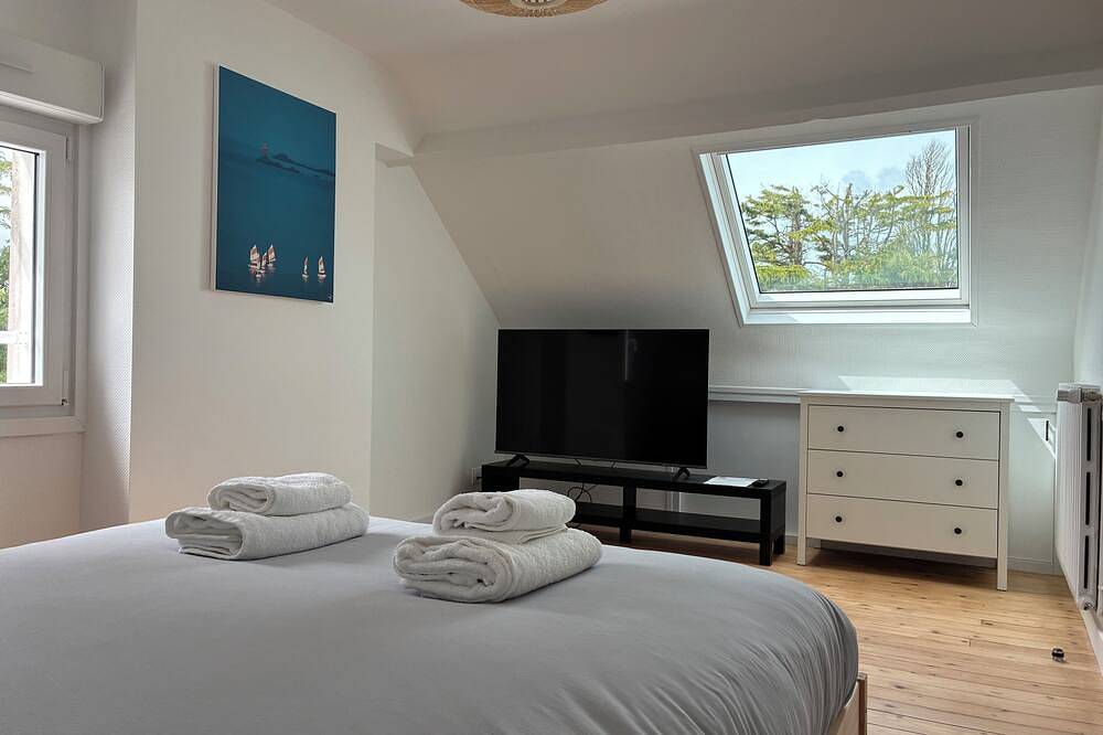 Completely renovated house with swimming pool near the beach, sleeps 8 in Perros-Guirec, Rosa Granitküste