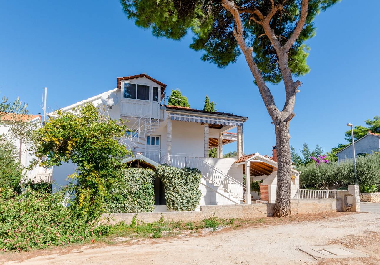 Hel leilighet, Three bedroom apartment with terrace and sea view Mirca, Brač A-5613-a in Mirca, Supetar