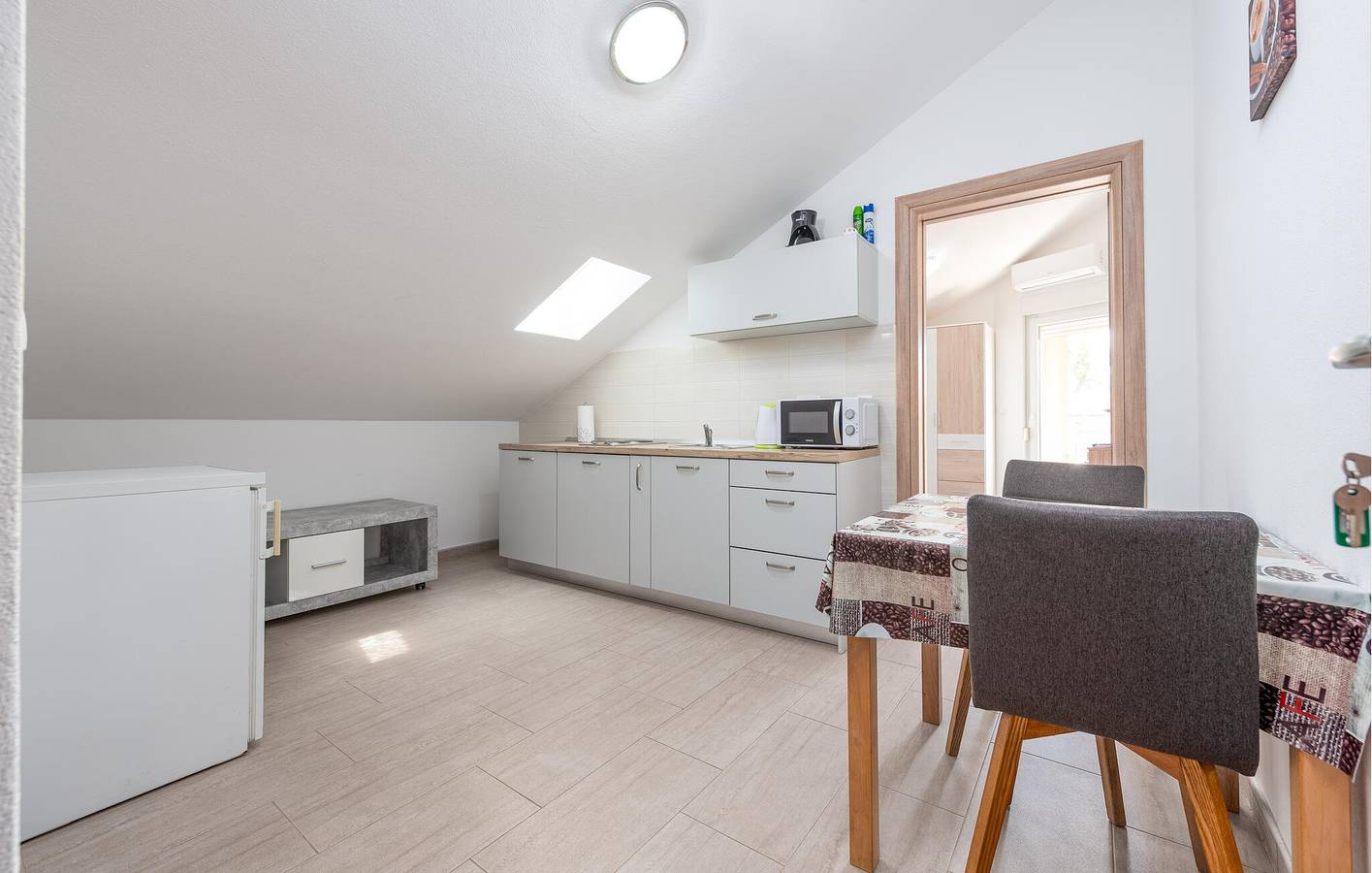 Ganze Ferienwohnung, Gemütlich, 2 km von der Küste entfernt: WLAN, Klimaanlage, Parkplatz, Terrasse und Küche! in Obrovac, Zadar