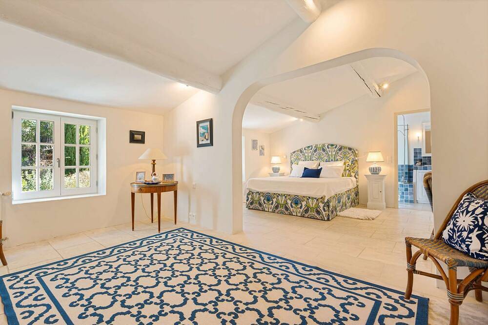 Near Gordes – An exceptional property with a tennis court – Sleeps 12 in Goult, Parc naturel régional du Luberon