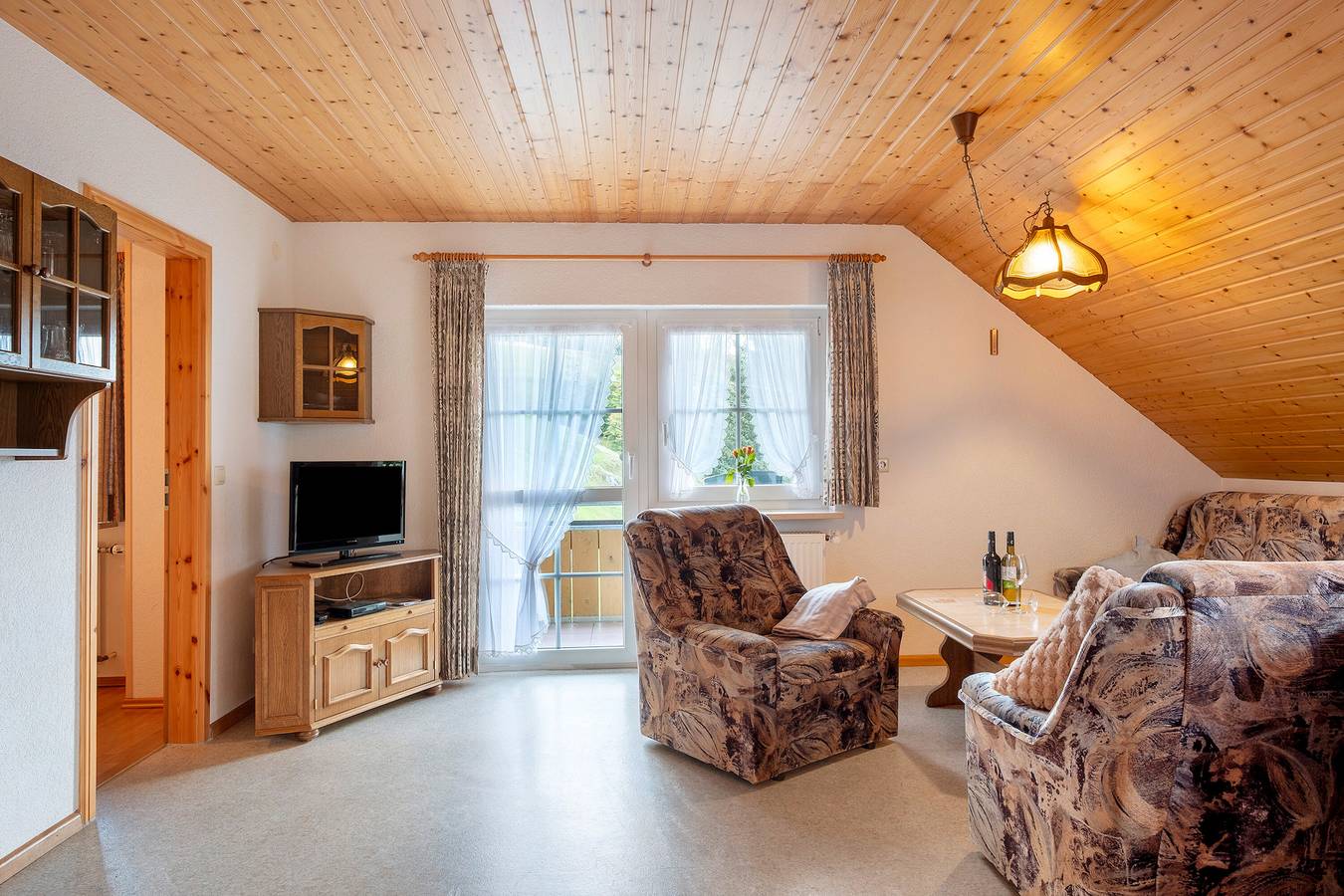 Geheel appartement, 'Vakantiewoning met Bergzicht 1' met balkon en wifi in Suedlicher Schwarzwald, Wieden