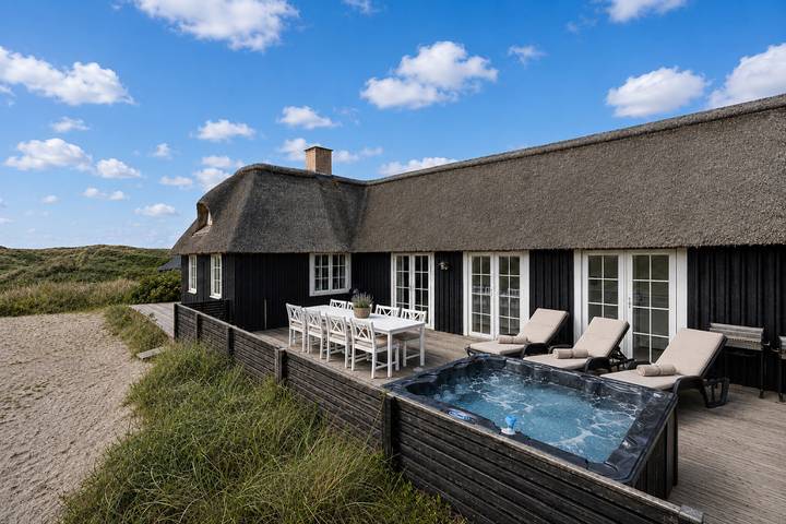 Luxurious vacation home in Søndervig, close to the beach and town, featuring a spa and sauna. Just 100 meters from the sea in Søndervig, Holmsland Klit