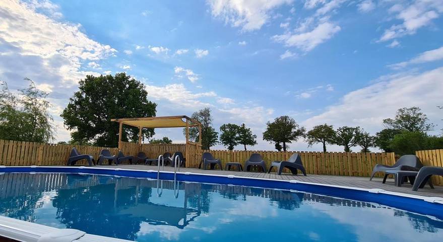 Chambre d’hôte pour 6 personnes, avec Terrasse et Jardin ainsi que Piscine et Vue à Saint-Aubin-le-Monial