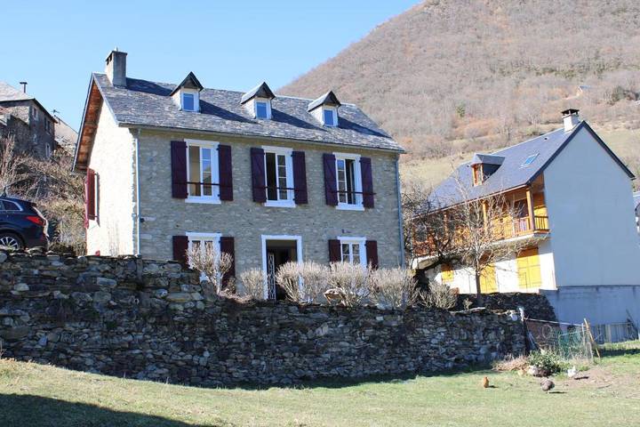 Location de vacances pour 8 personnes, avec Terrasse ainsi que Jardin et Vue à Ancizan