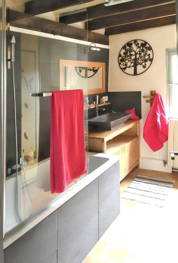 Location de vacances pour 8 personnes, avec piscine ainsi que terrasse et jardin, animaux acceptés à Saint-Julien-de-la-Nef - 4