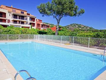 Gîte pour 4 personnes, avec terrasse et piscine dans Office de Tourisme de Saint-Raphaël
