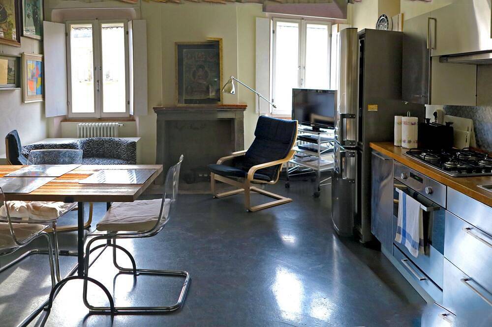 Appartamento intero, Centro, wi-fi ,climatizzato,utenze pulizie biancheria camere e bagno comprese . in Parma, Provincia di Parma