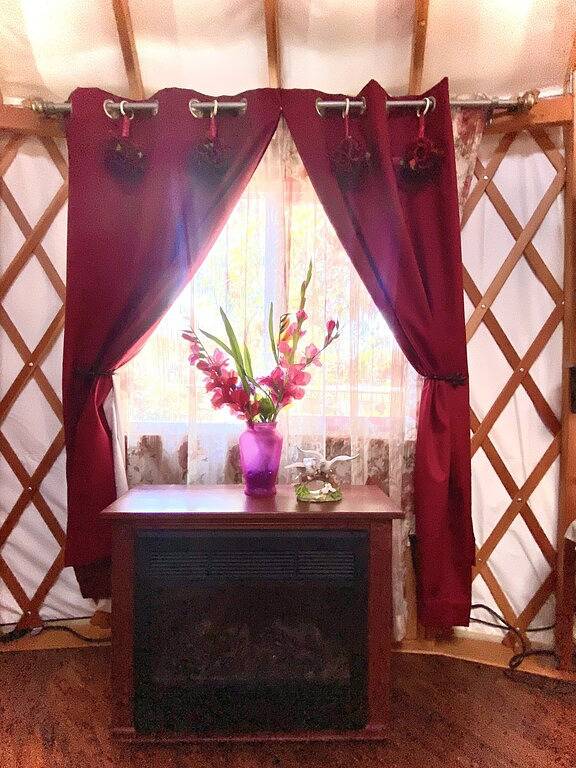 \"Mystische Rose\" ist ein Themen-Yurt als Teil eines ursprünglichen Yurtel Bed & Breakfast in Lane County