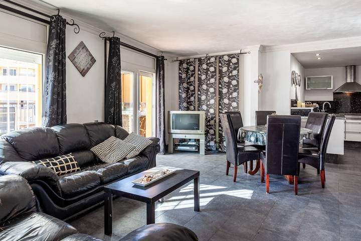 Geheel appartement, Penthouse La Riera met tuin, airco en wifi in Central Lloret de Mar, Lloret de Mar