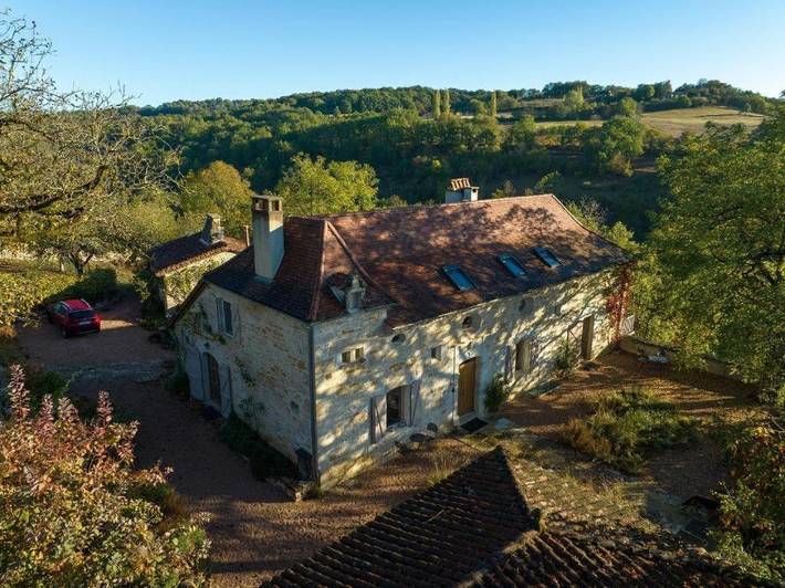 Maison d’hôte pour 2 personnes, avec jardin ainsi que vue et piscine, animaux acceptés à Boussac (Lot)