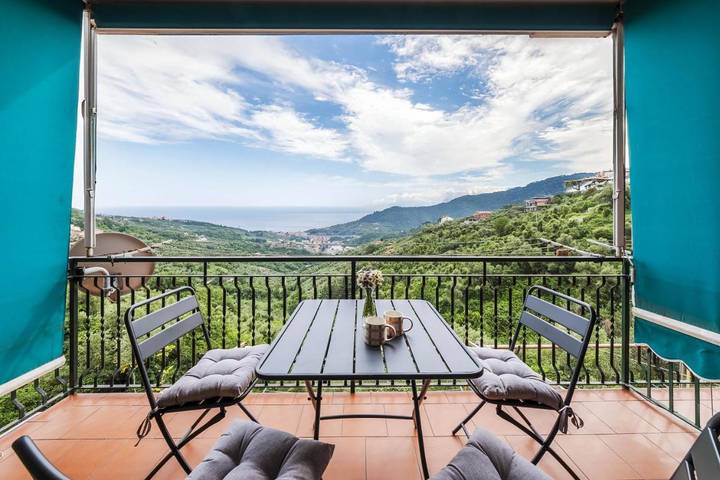 Gîte pour 3 personnes, avec balcon et vue à Leivi