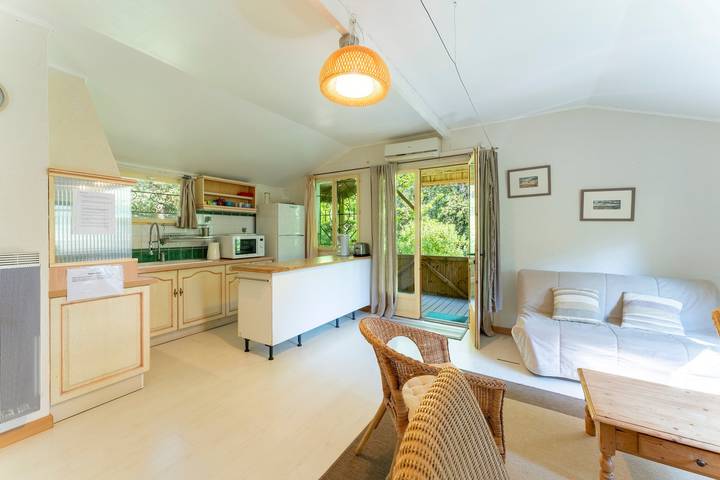 Casa vacanze 'La Romarine' con piscina riscaldata, Wi-Fi e aria condizionata in Mondragon, Vaucluse