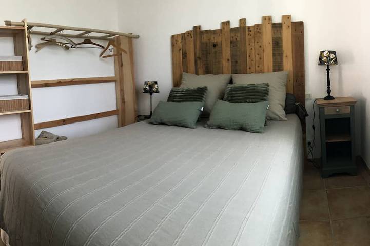 Gîte pour 4 personnes, avec Terrasse ainsi que Jardin et Piscine à Cardet - 2